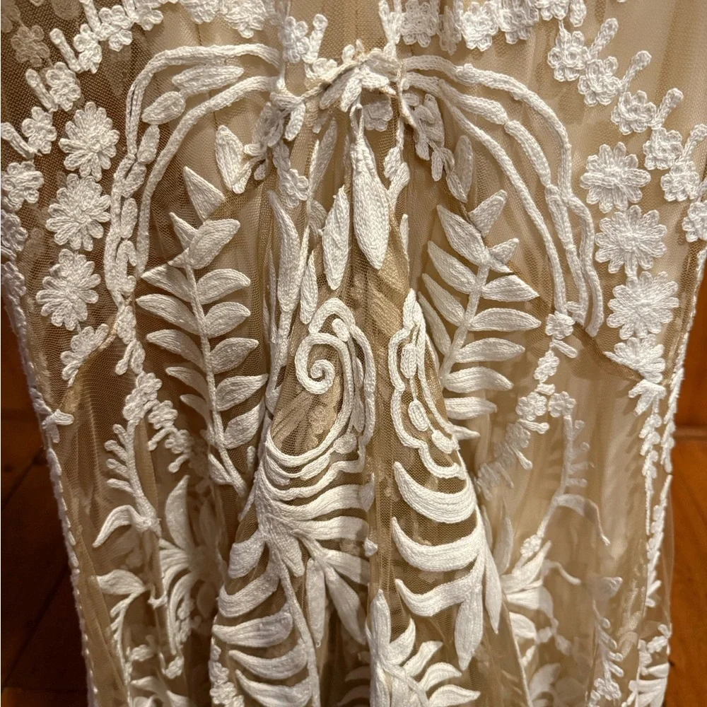 Elegant Cream Lace Wedding Dress - Picture 14 of 16